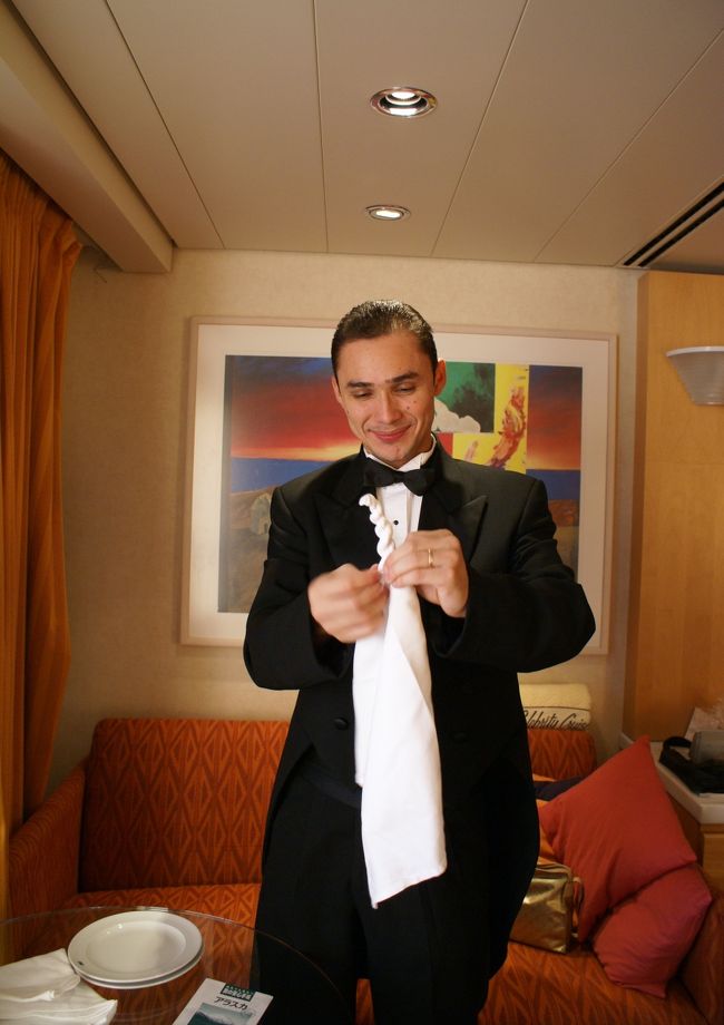 Ewinさんが何やらナフキンで、手品かな？<br />薬指にはマリッジリングが光って、奥さんがいたんだぁ〜！<br />嬉しそうなEwinさんの顔を見ているとエム達まで笑みが浮かびます。