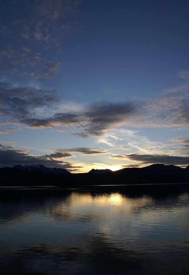 19：55<br />Ewinさんが帰った後、バルコニーに出たら、夕日が山に隠れていました。<br />今日の夕食は8時半からインフォーマルで、このあとメインダイニングへ行きます。