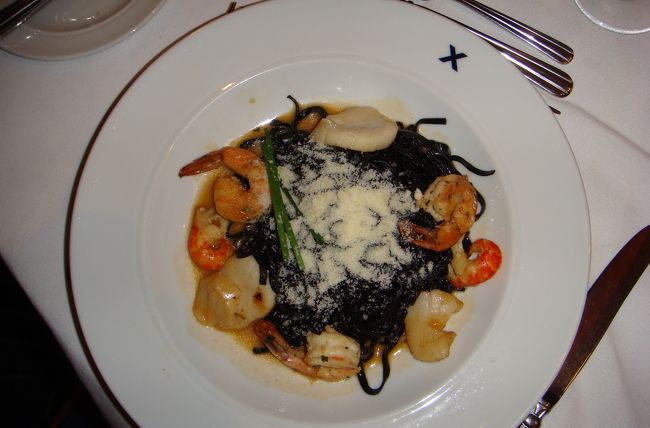メインはシーフードです。日本語メニューでは黒いイカと書いてあったのですが、出てきたものはイカ墨のパスタにエビとホタテ。エビとホタテだけ食べてパスタを残したら・・・<br />ウェイターさんに「おいしいですか？」と覚えた日本語で聞かれ「美味しい。」と答えたエム。<br />ウ「no　おいしい」<br />エ「美味しい」<br />何度かこのやり取りを繰り返す。(~_~;)<br />毎日、フルコース料理は飽きてしまう。