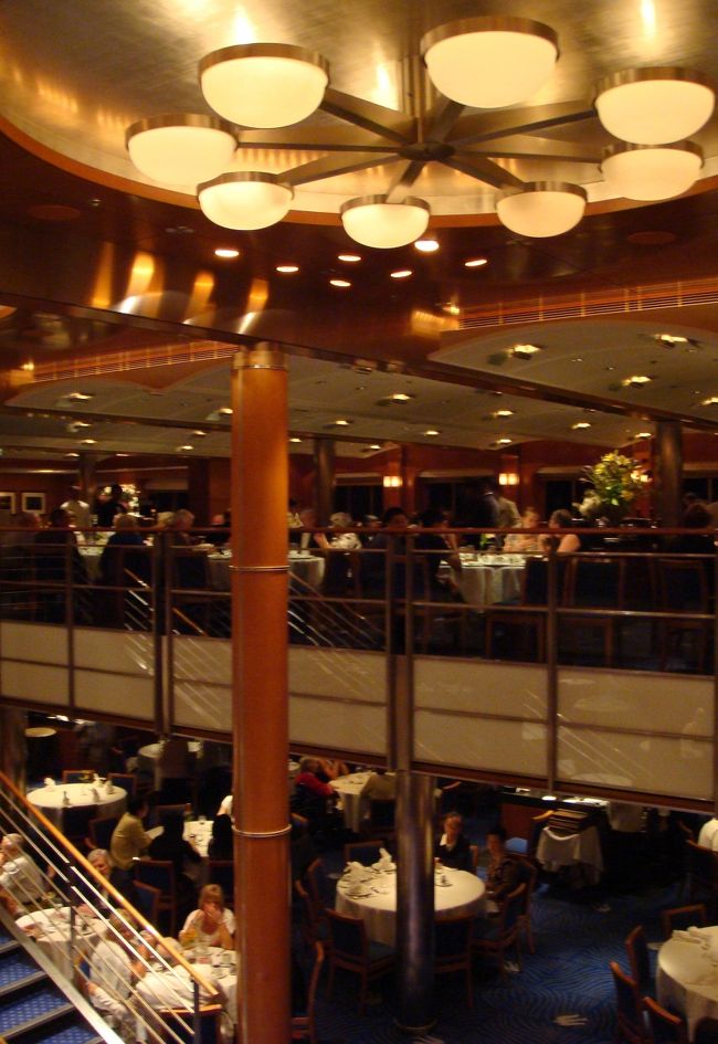メインダイニングは吹き抜けになっており、テーブルもウェイターさんも同じなので、顔馴染みになりました。