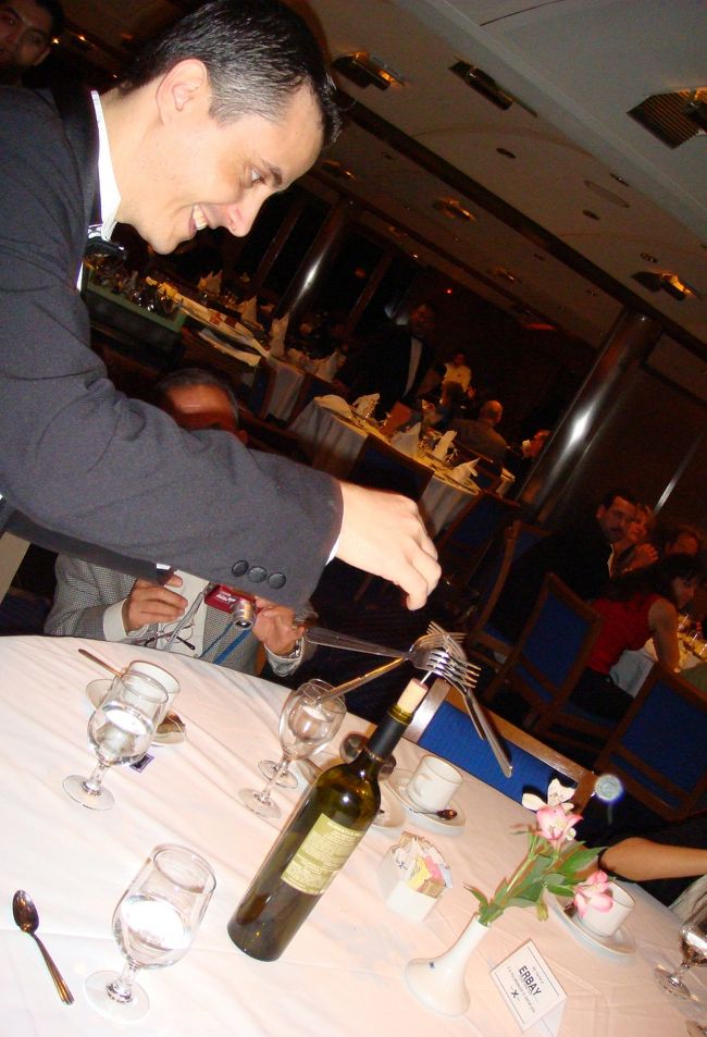 食事が終わって、今度はウェイターさんがボトルのコルクに楊枝をさしてフォークを絡ませていきます。2本から3本、4本と増えて・・・凄〜い！