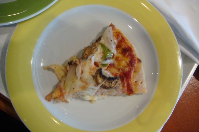 今日の昼食はベジタブルピザ、このピザが美味しくてハマってしまい、昼食におやつに3日続けて食べちゃいました。<br /><br />ホワイトパスとユーコン鉄道は別に作成します。