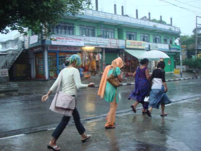 カトマンズより西に２００ｋｍ行ったところにある、ネパールの保養地みたいな存在なのが、ポカラ！！！ <br />気候が良く、湖がありヒマラヤが眺められるという絶景地。。。 <br />ただし乾期のときは。。。 <br />雨期の今は、ここでも雨が俺を悩ます・・・ <br />湖は泥池のような色をしてて、山なんて雲が邪魔して見れん・・・