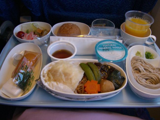 今回の旅行はシンガポール航空♪<br /><br />シンガポール航空が人気なわけがなんかわかった気が<br /><br />する♪♪<br /><br />写真は成田→シンガポールの機内食☆<br /><br />日本食でとっても美味しかった！！