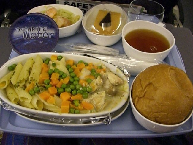 シンガポール→デンパサルの機内食☆<br /><br />まぁ普通。笑