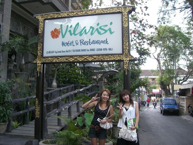 ホテルの前で☆<br /><br />左がミクシィでお友達になったまよちゃん☆<br /><br />笑顔が可愛い♪♪