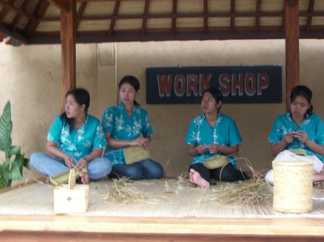 地元の人が編んでバッグとか作ってた☆<br /><br />そのお店でお土産をたくさん買ったよ〜♪