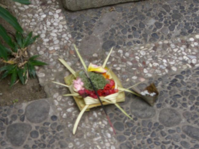 いたるところに置いてあったお香☆<br /><br />お香の上には絶対ちょっとした食べ物がのっかってる<br /><br />！！