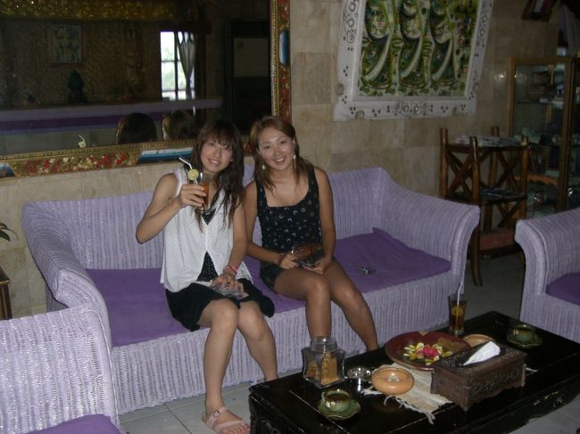 机の上にクッキーがたくさん置いてあって、いっぱい<br /><br />食べちゃった♪♪