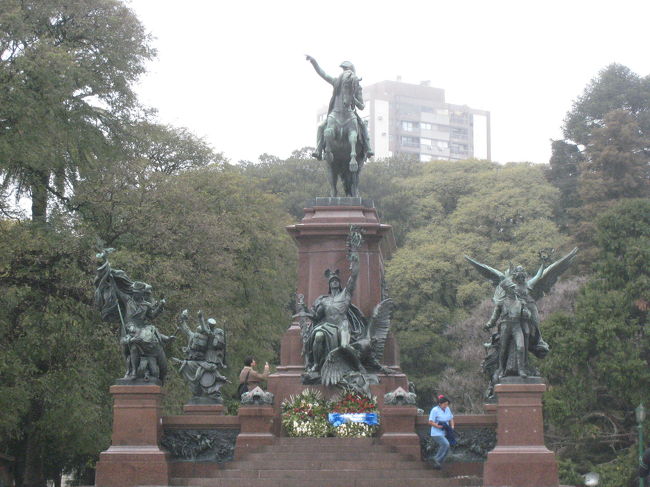 サンマルティン広場です。このサンマルティン将軍は、アルゼンチンの軍人で政治家。南アメリカ各国をスペインから独立させるために活躍した人です。<br />この旅いたるところに、サンマルティン広場が出てきます