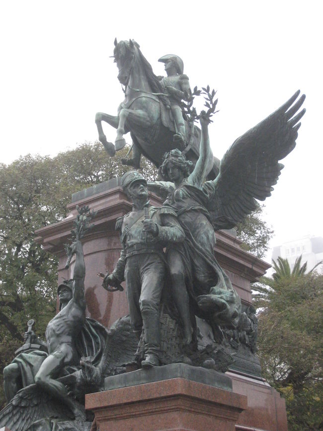 サンマルティン像のまわりの天使！？もきれいです