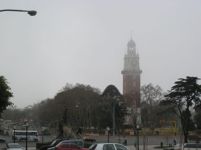 ちょっと、みにくいですが、アルゼンチン空軍広場。<br />サンマルティン広場から、坂を降りるとあります。この塔は、アルゼンチン独立１００周年を記念して、イギリス移民が建てました