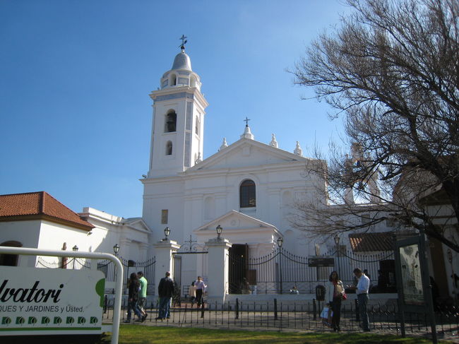 サンマルティン広場があるレティーロ地区より歩いて２０〜３０分で、レコレータ地区にきます。<br />聖母ピラール聖堂です。<br />周りは、広場になっています。白い外壁がとっても目を引きます