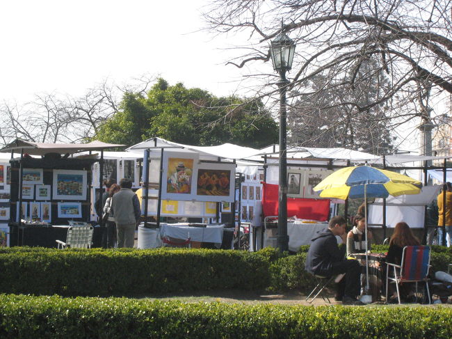 ついたときには、周りは市場をしていました。週末は、フェリアという市が開かれています。<br />売っているのは、革製品やマテ茶容器、アクセサリーといった民芸品になります