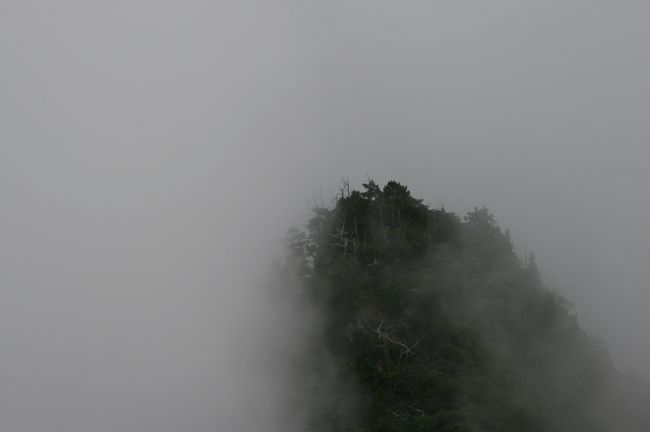 大蛇への道の途中で、帰ってくる人に真っ白で何も見えないと聞いたので、ちょっとショック。<br />到着すると、やっぱり真っ白な世界でしたが。。。