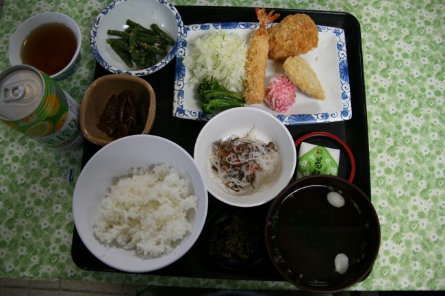 シオカラ吊橋からゴールの駐車場までの道がまたまた大変！急な上りが続いてもうヘトヘト（+_+）<br />ようやく大台荘に帰り、汗を流して部屋に戻ると「夕食です」って館内放送が（笑）５時から６時が夕食時間なので。。。<br />疲れもあってか缶チューハイを１本飲むとちょっとほろ酔いでいい気分♪