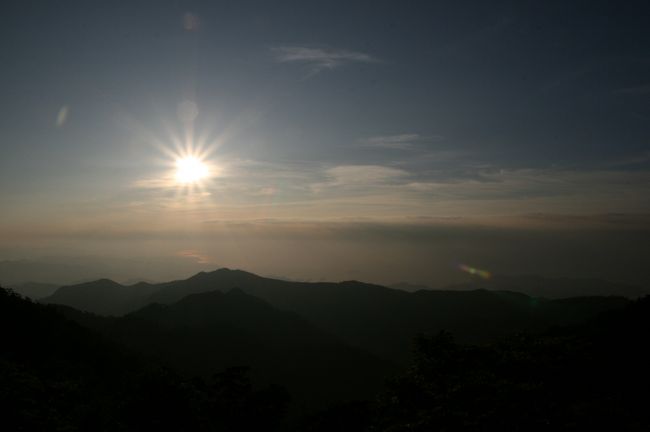 朝食前に東大台の展望台まで朝日を見に出かけました。<br />遠くに海まで見ることができて幸せ♪<br />