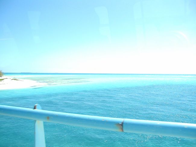 白砂と海や空のスカイブルーのコントラストが鮮やかです。