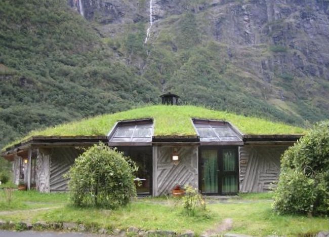 乗り場近くのお土産やさん<br />近くには草ぼうぼうの家が<br />草があると保温になり、部屋が暖かいので<br />わざわざ種をまいているそうです<br />