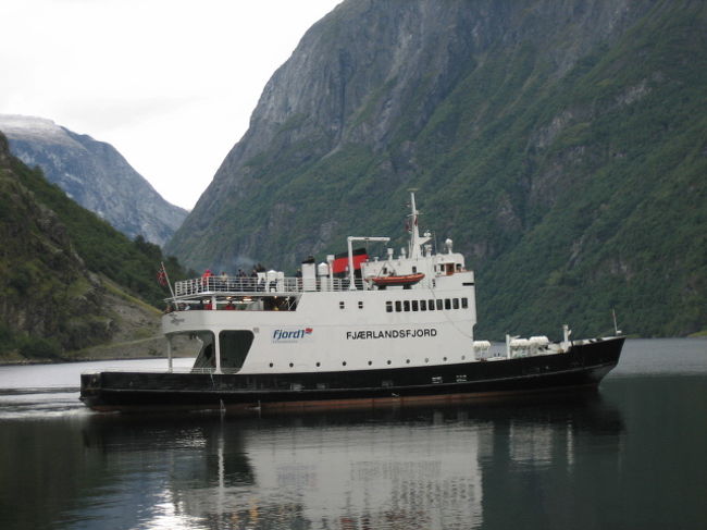 ここから北欧ハイライト<br />２時間の「ソグネフィヨルド」観光<br />小雨のぱらつく中、甲板に出たり中に入ったりしながらの観賞<br />とにかく寒く、コートにマフラー手袋までしての完全武装<br />晴れたらどんなにきれいな事かと思いつつ<br />どうしてもシャッタを押す回数が少なめに・・・<br />