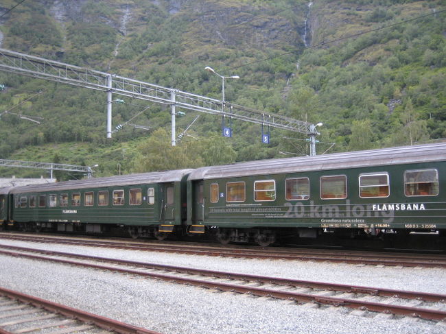 フロムに着いて、この後はフロム山岳鉄道でミュルダールまで<br />始発・フロムの標高2?、終点のミルダール・867?<br />世界一傾斜のある鉄道だそうです<br />