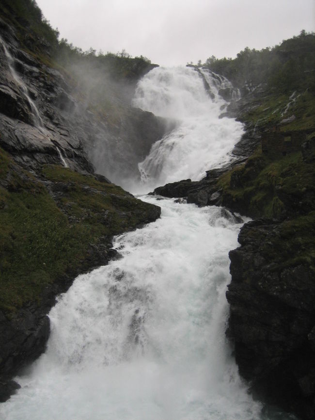 終点近く「ショスの滝」のところで<br />汽車が５分ほどの一時停止<br />壮大な滝が目の前に<br />と・・・滝の所に妖精が・・・<br />写真に小さく写っています<br />