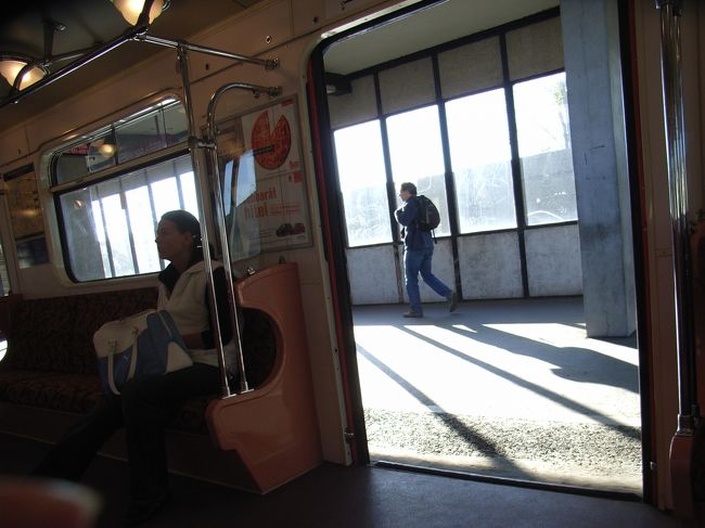 今日は朝から、郊外の【ゲデレー城】へ。<br />Keletｙ駅から地下鉄M2で終点まで向かいます。<br />そこから郊外電車HEVに。<br />写真は地下鉄M2の途中駅にて。