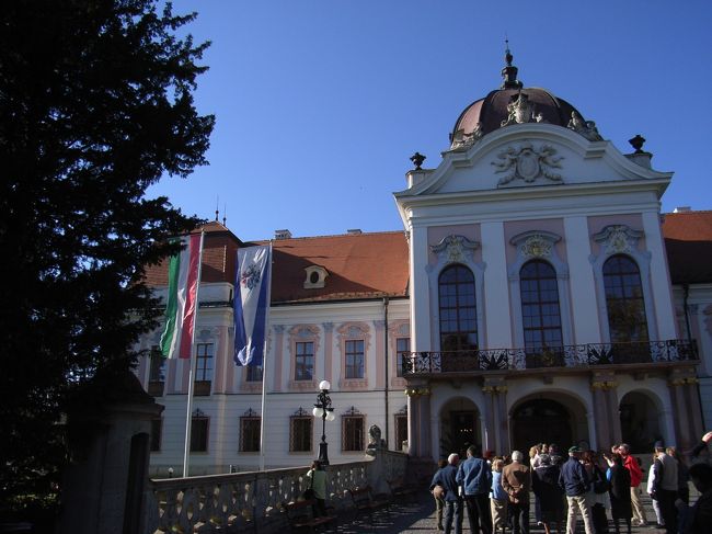 【ゲデレー城】に到着〜。<br />開館10分前の8：50頃でしたが、<br />すでに人が待っていました。<br />ハンガリーの小学生たちも来ていて、<br />「コンニチハ〜」と話しかけれました。