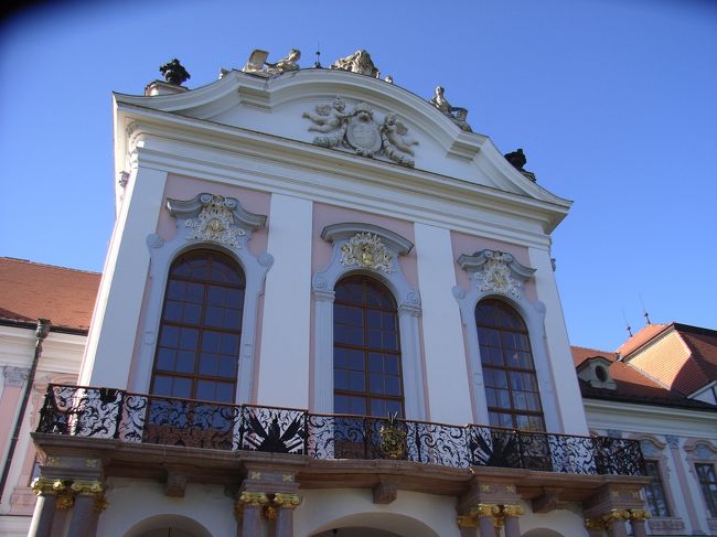 白とピンクを基調としていて、<br />非常に女性的な建物。<br />バロック様式の上品なお屋敷でした。