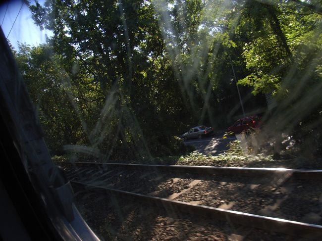 郊外電車HEVからの眺め。<br />【ゲデレー城】はブダペスト市外にあります。<br />市内用の回数券などを持っていれば、<br />検札に回ってきた車掌さんに、<br />行きたい駅名を告げて追加料金を払えばOKです。<br /><br />