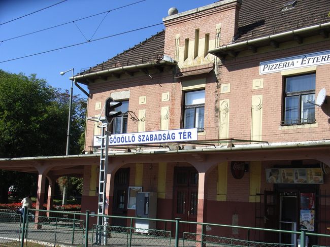 Szabadasagter駅に戻ってきました。<br />西部劇に出てきそうな小さな駅でした。