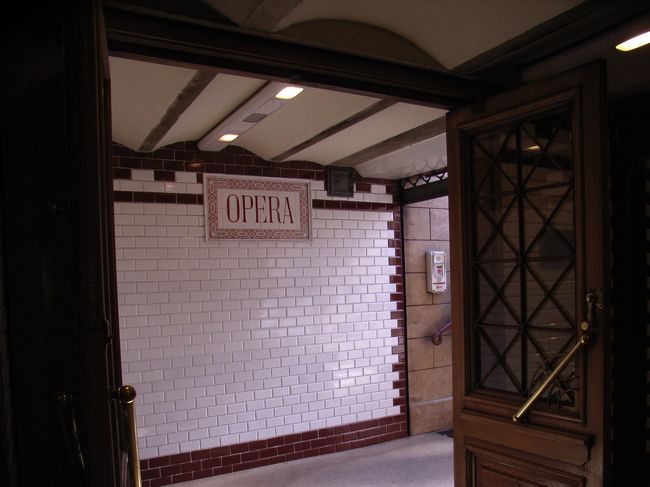 Oper駅。<br />ここから、本日観劇する【オペレッタ劇場】に<br />向かいます。<br />駅の名前からわかるように、もちろん、<br />昨日訪れた【国立オペラ劇場】もここにあります。<br />