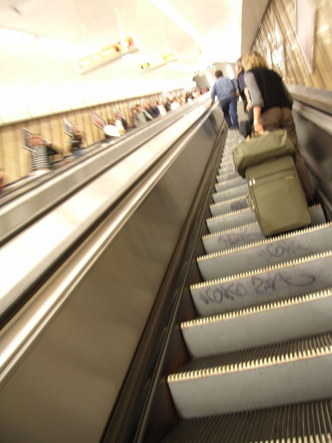 再び、ブダベスト市内へ。<br />こちらは地下鉄の超ロングなエスカレーター。<br />