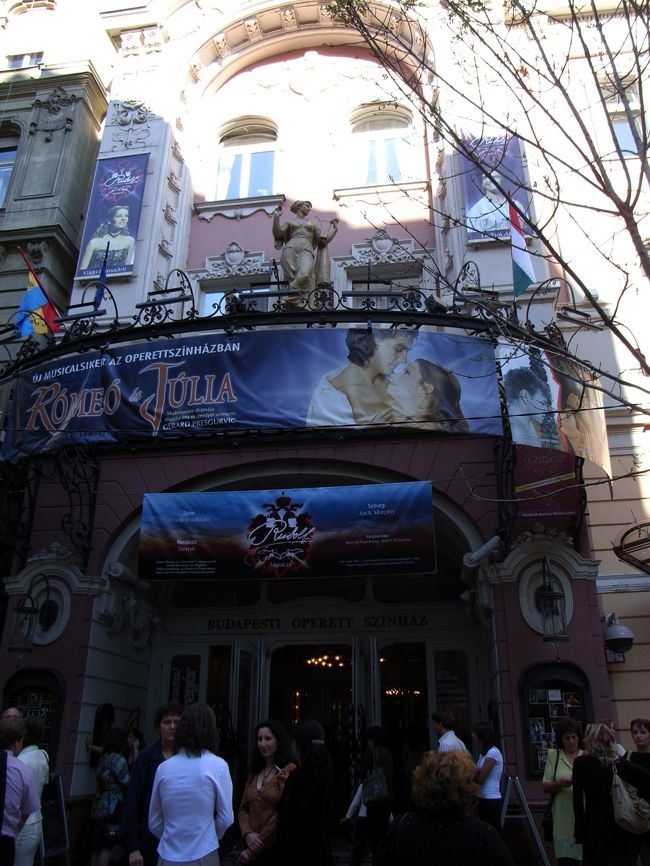 【オペレッタ劇場】<br />オペレッタとミュージカルなど様々な演目を<br />数日おきに上演しています。<br /><br /><br />