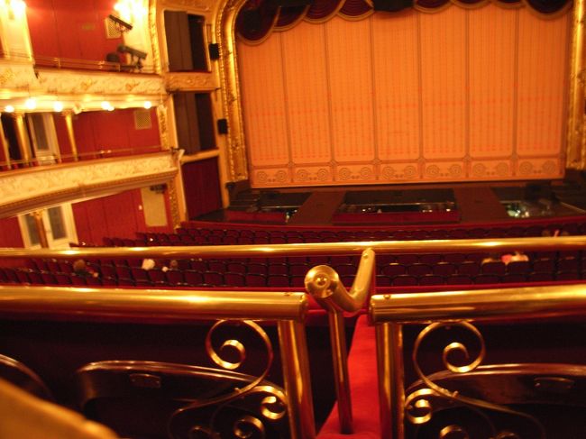 席は2階ほぼセンターのボックス席。<br />休憩時間には別室で、軽食＋飲み物も出ました。<br /><br />「Rudolf」はエリザベートの息子であり、<br />ハプスブルク家の後継ぎ。<br />妻子がありながら、<br />31歳の時に16歳の娘と心中したことで、<br />「うたかたの恋」として有名です。