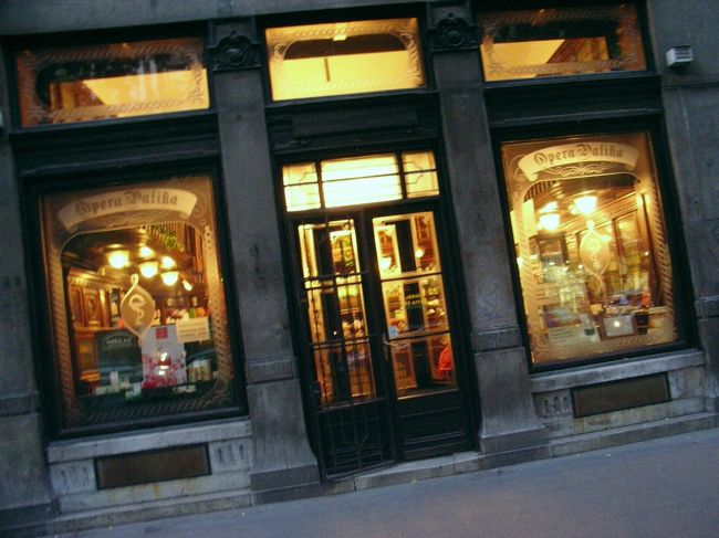 観劇を終えて、アンドラーシ通りをぶらぶら。<br />