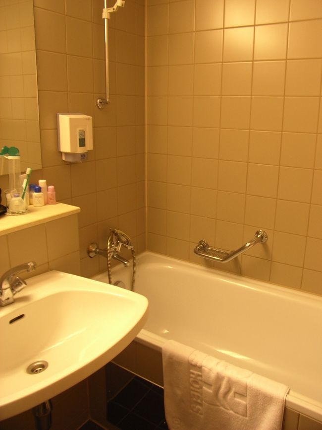 最後に【Grand　Hotel　Hangaria】の浴室を。<br />このホテルは、可もなく不可もなく、<br />といった印象。<br />スタッフの方の対応はとても良かったです。<br /><br />…明日はウィーンへ。<br />