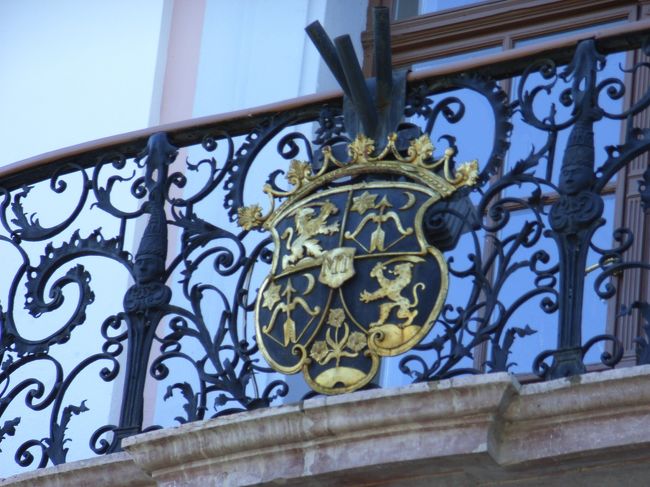 ハプスブルク家の紋章がついています。<br />【ゲデレー城】はエリザベートのお気に入りのお屋敷。<br />嫁ぎ先のウィーンの王宮よりも、<br />こちらにいる頻度の方が高かったとか。