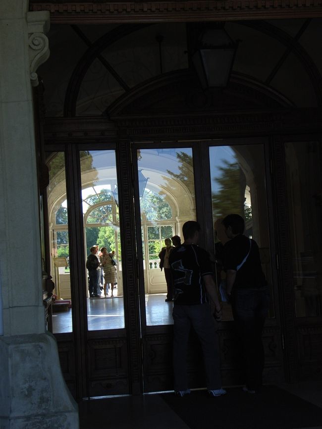 【ゲデレー城】からみた入り口。<br />残念ながら内部は撮影禁止ですが、<br />中ではエリザベート一番のお気に入りだった<br />「スミレの間」などが見られました。<br /><br />寒色系のバイオレットの壁に囲まれた<br />この部屋で、心を許せる友人たちと<br />お茶を飲んだり、おしゃべりをしたりと<br />心静かな時を過ごしたそうです。