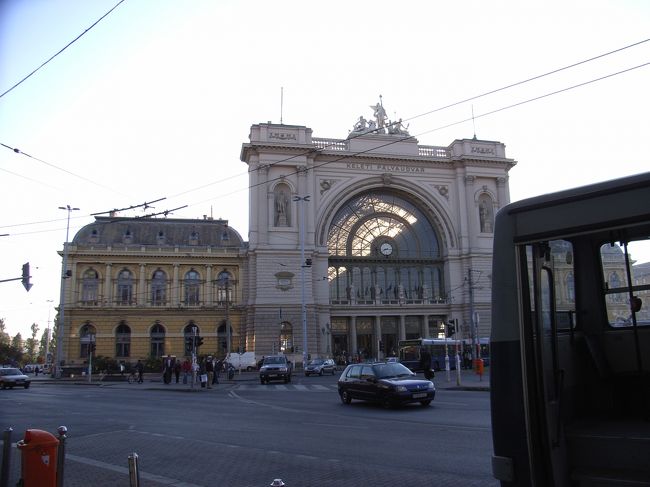 朝のブダベスト東駅。<br />国際線の切符売り場で、<br />ウィーンまでの切符を購入。<br />