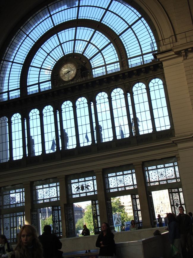 ホームから見た東駅。<br />朝の光が差し込んできて、美しかったです。<br />