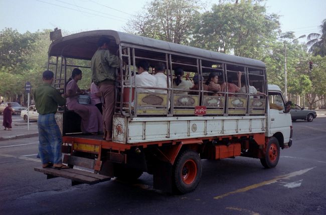 ヤンゴン市内の人々の足、トラックバス。