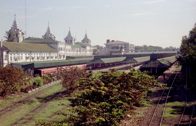 ヤンゴン電車駅。レールは古く、メンテされていないのでゴトンゴトンと上下、左右揺れて恐い。