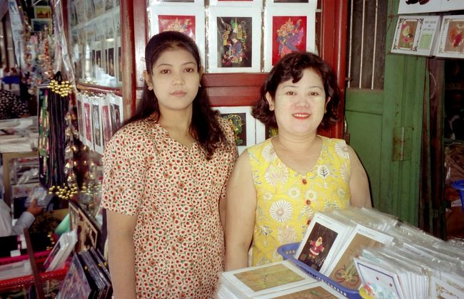 ボーヂョーアウンサンマーケットお土産屋さんの親子