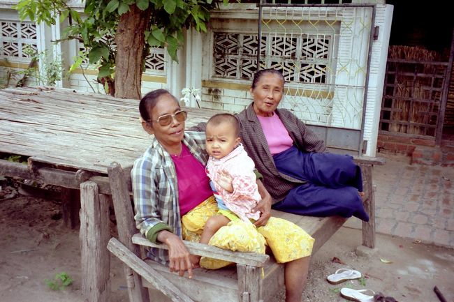 サン・ウーポンニャーシン寺参道前の親子
