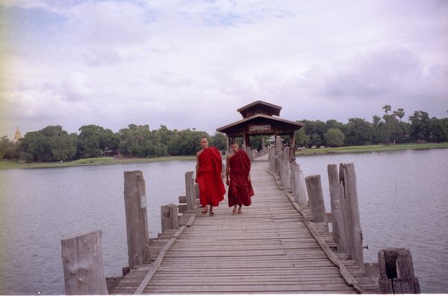 Amarapura ﾏﾝﾀﾞﾚｰ南へ11km。U-Bein Bridge 200年前のチーク材の橋。全長1.2Kmと長い。