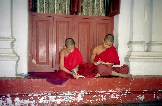 マハーガンダーヨン僧院　1000人の修行僧がいるとか。