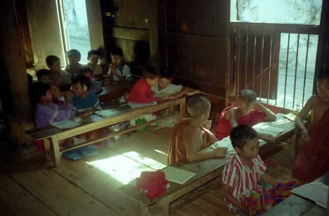 バガヤー僧院は総チーク材　1834年建立、学問は寺子屋スタイルで