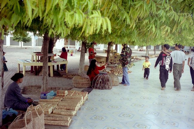 寺院内は、化粧用“タナカ”の木や徳を積むための“逃がすための鳥”が売られていた