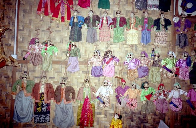 壁には沢山の可愛い人形がある
